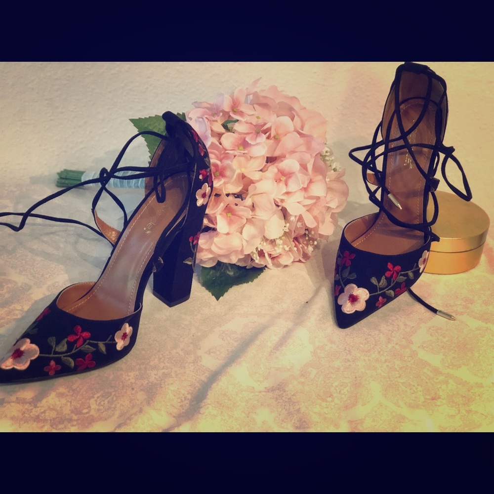 Tie-up block heel pumps